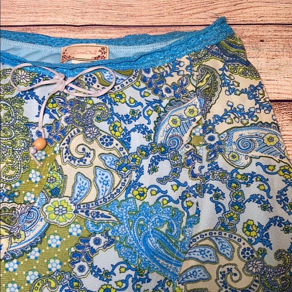 Medium Gap Sweater Skirt Outfit - Picture 7 of 7